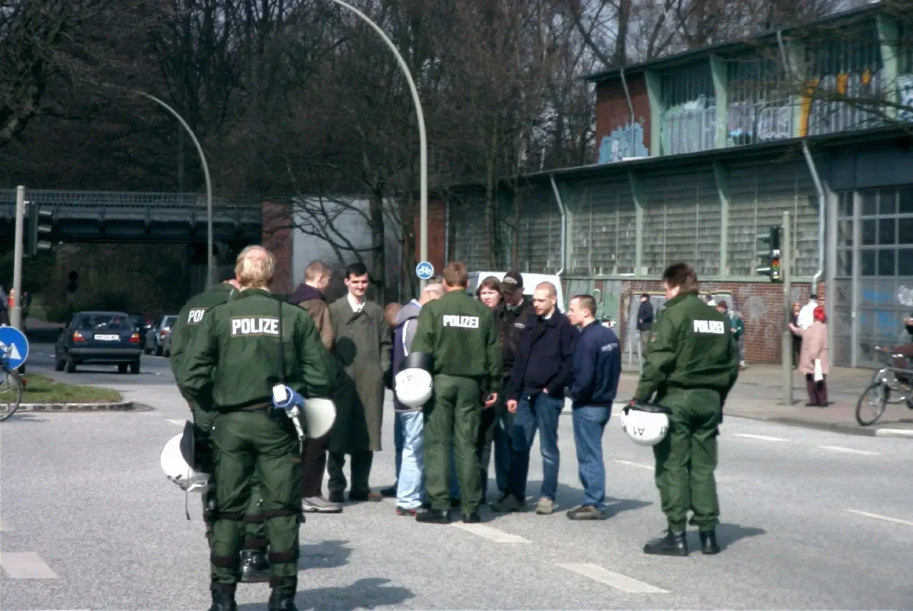 Hamburg, 27. März 2004: Neonazistische Demonstration gegen die Wehrmachtsausstellung „Verbrechen der Wehrmacht. Dimensionen des Vernichtungskrieges 1941–1944“ des Hamburger Instituts für Sozialforschung. Rund 380 Rechtsextremisten beteiligten sich an dem Aufmarsch, der im Rahmen einer Kampagne zur Relativierung und Leugnung der Verbrechen der Wehrmacht stattfand.