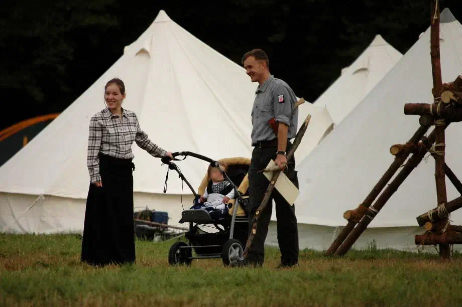 Die HDJ war tief in der neonazistischen Szene und deren weitverzweigten Strukturen verwurzelt und organisierte vor allem Zeltlager für Kinder und Jugendliche ... 