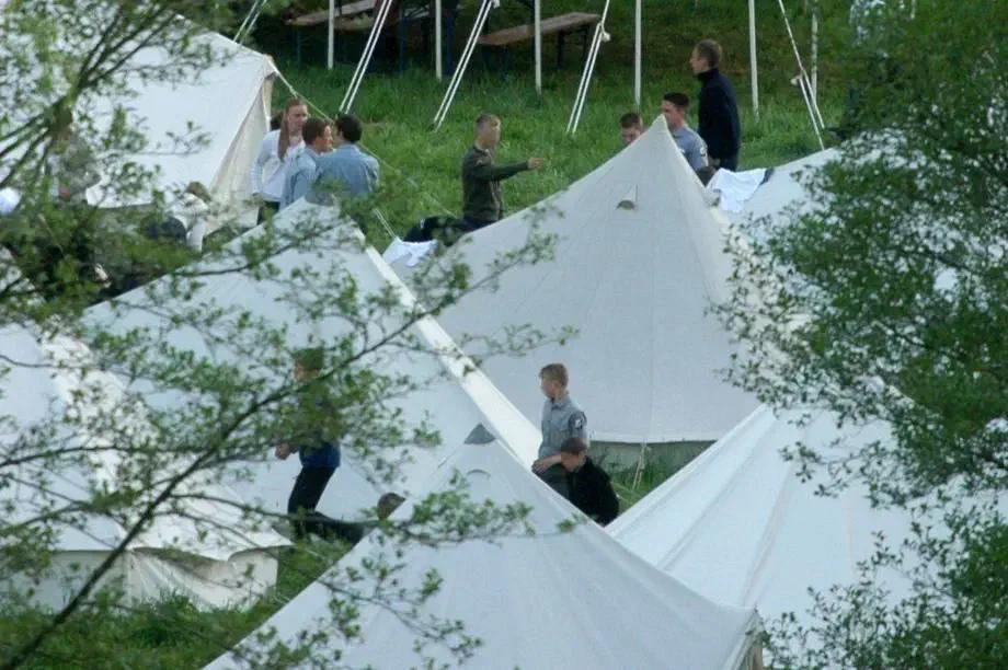 Trotz Verbot: Während des HDJ- Pfingstlagers 2008, im sächsischen Zschasdraß trugen selbst Kleinkinder die Uniformen und Erkennungszeichen der Orgaisation
