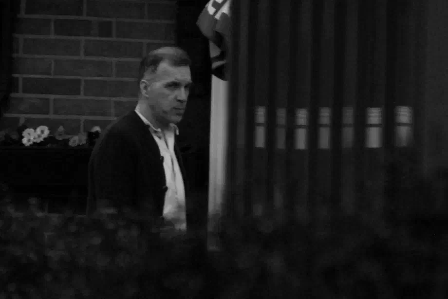Wie zum Beispiel Steffen Hupka, einen führenden Neonaziaktivisten der Bundesrepublik. Im Verlauf der Veranstaltung attackierte Steffen Hupka anwesende Medienvertreter_innen, verletzte diese und beschädigte deren Ausrüstung.   