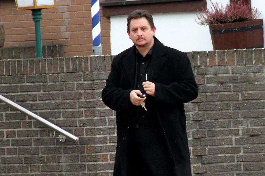 Der frisch gewählte Landesvorsitzende der Partei "Die Rechte" in Niedersachsen: der Neonaziaktivist Robert Klug. Dieser agierte in der Vergangenheit als NPD-Vorsitzender in der Region Bonn und trat bei mehreren Neonazikundgebungen als Redner in Erscheinung. Zuletzt verlegte er gemeinsam mit seiner ebenfalls in Munster anwesenden Ehefrau, seinen Wohnsitz in die Region Hannover.