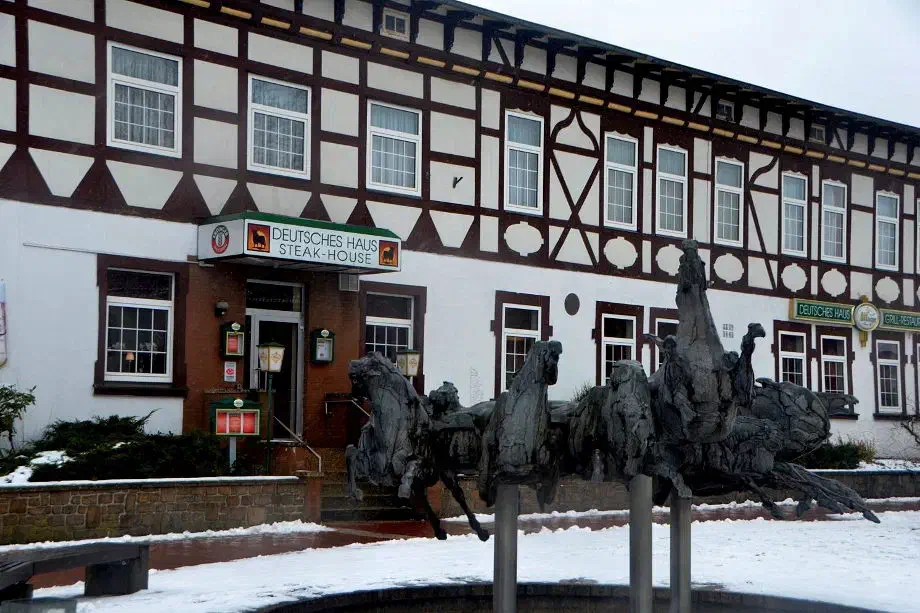 Es bleibt abzuwarten inwieweit sich die Gaststätte "Deutsches Haus" in Munster zu einem regelmäßigen Treffpunkt des niedersächsischen Landesverbandes der Partei "Die Rechte" entwickelt.