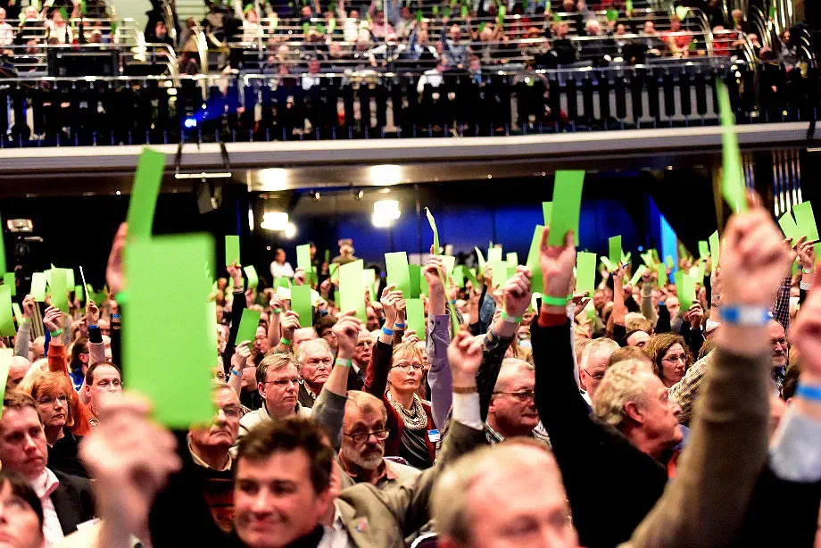 Mit einem Vorsprung von lediglich 15 Stimmen wurde die neue Parteisatzung angenommen.