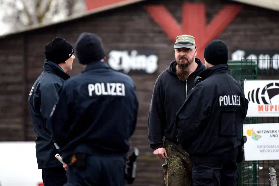 Die Veranstalter_Innen hatten zum "Kaufen, Tauschen, Schmökern oder Fachsimpeln" zur 2. Norddeutschen Bücherbörse geladen. Der Neonazi Sven Krüger aus Jameln öffnete anreisenden Teilnehmer_Innen das Tor.