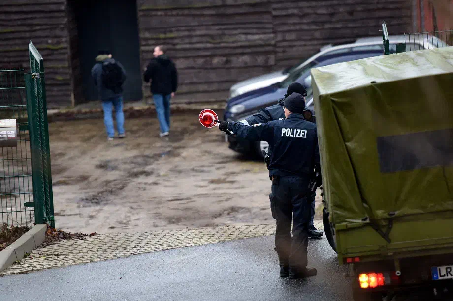 Einsatzkräfte der Polizei kontrollierten die anreisenden Neonazis vor dem Betreten des Grundstückes 