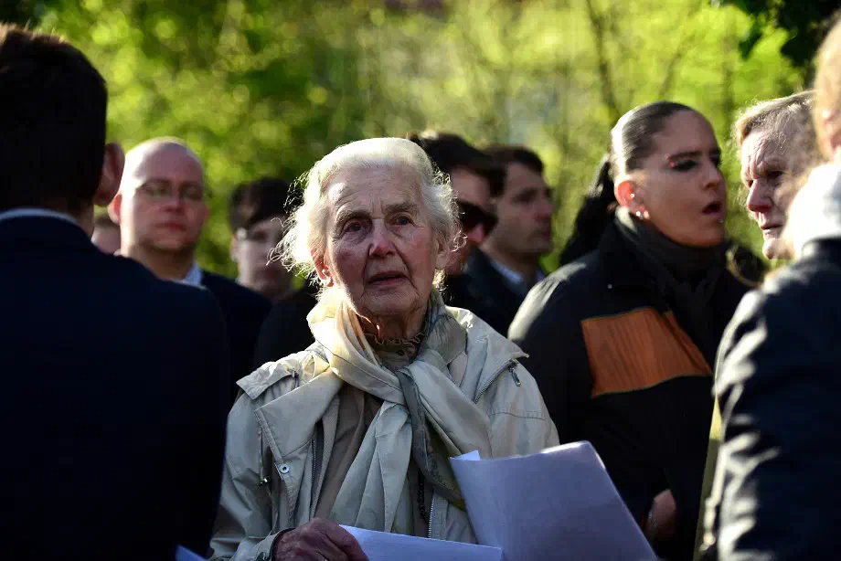 Ebenfalls anwesend war Ursula Haverbeck, Holocaustleugnerin und Aktivistin der "Europäischen Aktion" sowie stellvertretende Vorsitzende des im Mai 2008 verbotenen "Vereins zur Rehabilitierung der wegen Bestreitens des Holocaust Verfolgten" (VRBHV) 