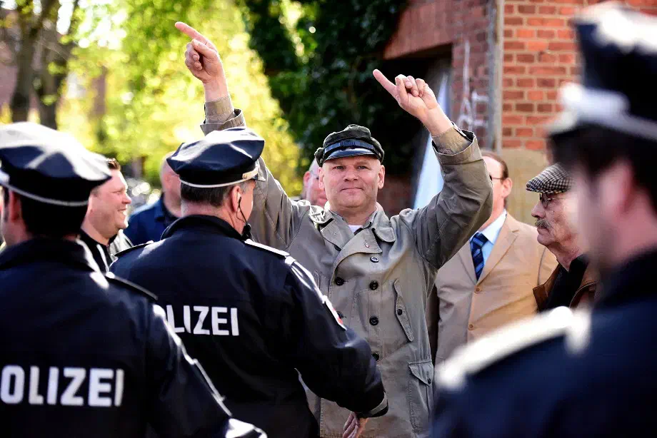 Nach Feststellung der Personalien erhielten die angereisten Neonazis einen Platzverweis und verließen den Ort des Geschehens