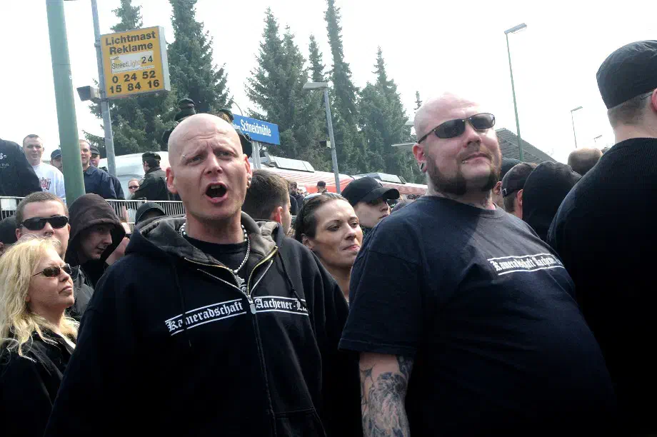 Bei dem "Vizepräsidenten" Markus Wilms aus Borna handelt es sich um kein unbeschriebens Blatt im Kontext der bundesweiten Neonaziszene. Als Aktivist der im Jahr 2012 verbotenen Neonazigruppierung "Kameradschaft Aachener Land" (KAL) trat er bereits hinreichend in Erscheinung. Hier bei einem Neonaziaufmarsch im April 2009 im nordrhein-westfälischen Stolberg.