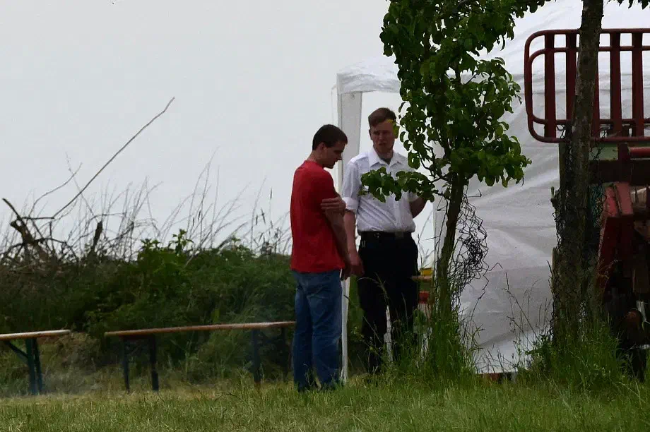Teilnehmer*innen des "JN-Pfingstlagers 2015" wurde im Vorfeld aufgetragen entsprechende Kleidung mit sich zu führen. Zur Uniformierung gehörte eine lange schwarze Hose sowie ein weißes Hemd. Weibliche Aktivistinnen trugen einen roten Rock.