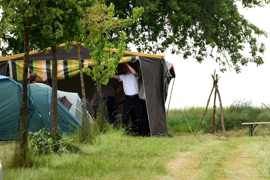 Teilnehmer*innen des "JN-Pfingstlagers" versuchten einer Dokumentation ihrer Veranstaltung zu entgehen.
