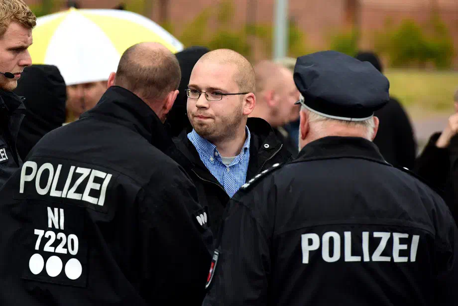 Der Versammlungsleiter Johannes Welge im Gespräch mit der Polizei...
