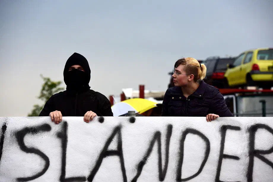 Das bestehende "Vermummungsverbot" störte nicht. Der Pressesprecher der Polizei ließ mitteilen das die Polizei nicht gewillt sei einzuschreiten und die Vermummung von Teilnehmer*innen der Neonazikundgebung toleriere.