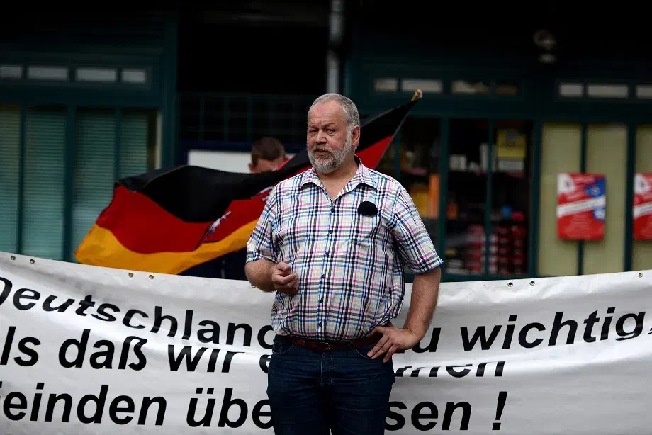 Manfred Dammann, Beisitzer im Landesvorstand der NPD-Niedersachsen während eines Redebeitrages
