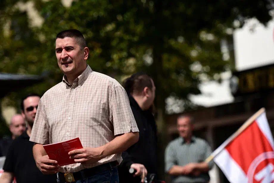 Das NPD-Mitglied Matthias Behrens, Führungsaktivist der Neonazikameradschaft  " Snevern Jungs "  verteilte Flugblätter im Umfeld der Kundgebung.