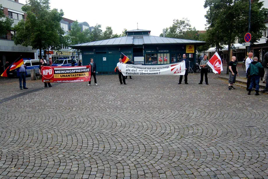 Gegendemonstrat*innen begleiteten die Veranstaltung der Neonazipartei