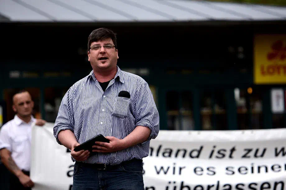 Der stellvertretende NPD-Landesvorsitzende Ingo Helge während seines Redebeitrages...