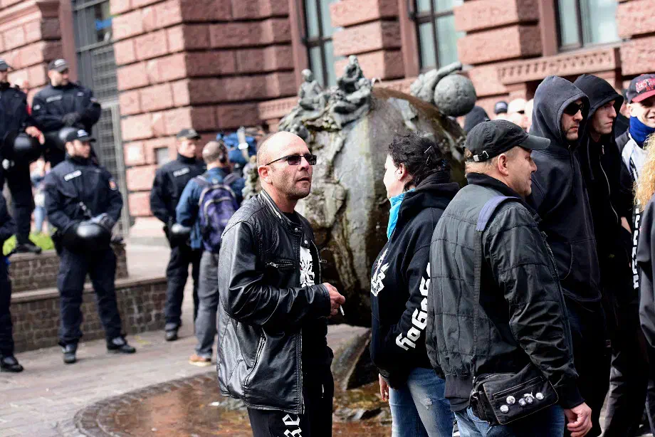 Anreisende Neonazis wichen daraufhin unter anderen nach Bremen aus. Eine dort kurzerhand angemeldete Demonstration wurde allerdings ebenfalls durch die Behörden untersagt.