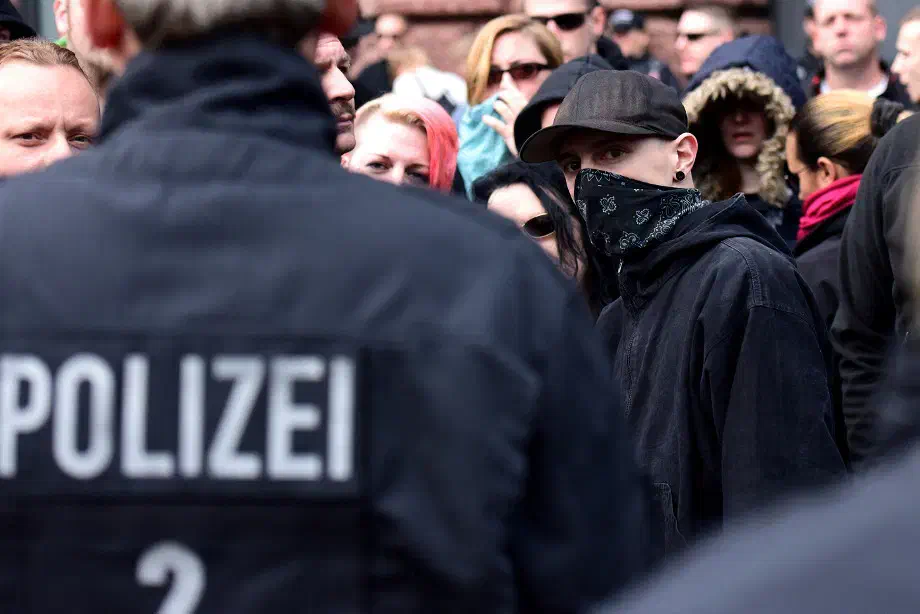 Die Polizei setze die Gruppe daraufhin fest.