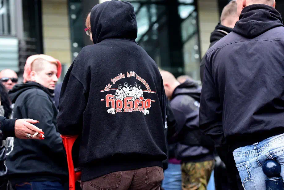 Die organisierte Neonaziszene griff bei der Mobilisierung vor allem auf die Strukturen der HOGESA (Hooligans gegen Salafisten) und GSD (Gemeinsam Stark Deutschland) zurück  