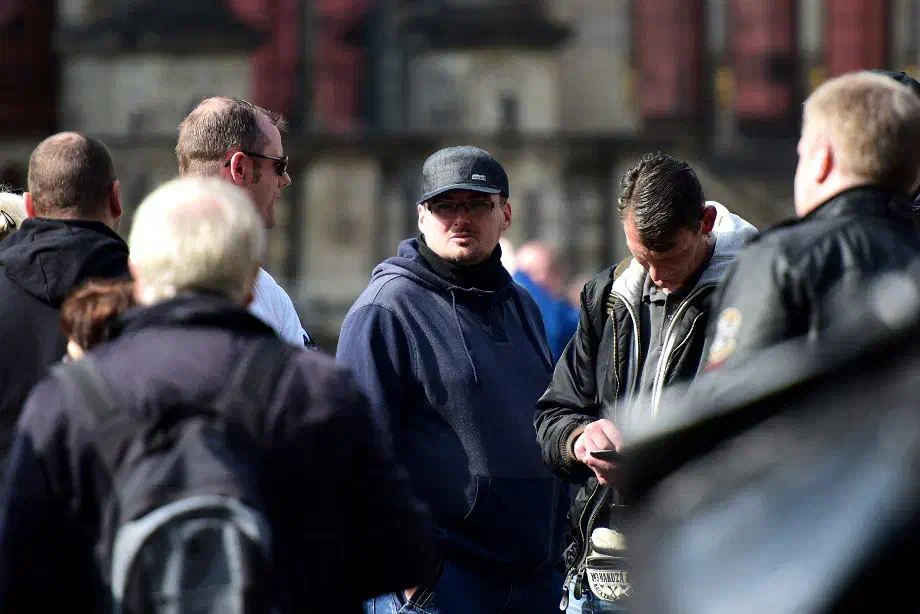 Dies sowohl innerhalb wie auch ausserhalb des Polizeikessels am Domshof...