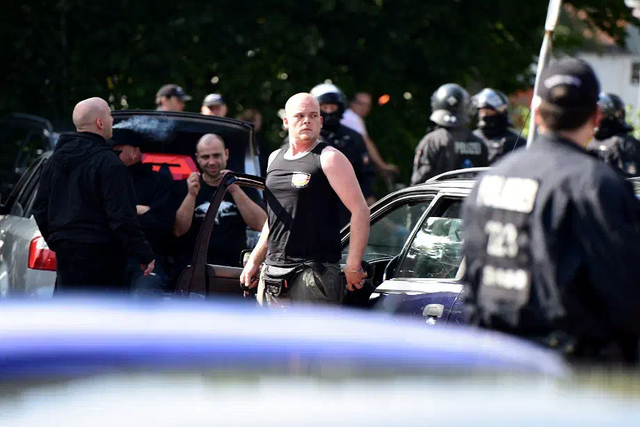 Kurz darauf versammelten sich über 100 Neonazis im nahegelegenen Kirchweyhe. Die Teilnehmer*innen reisten dazu mit Privatfahrzeugen an.