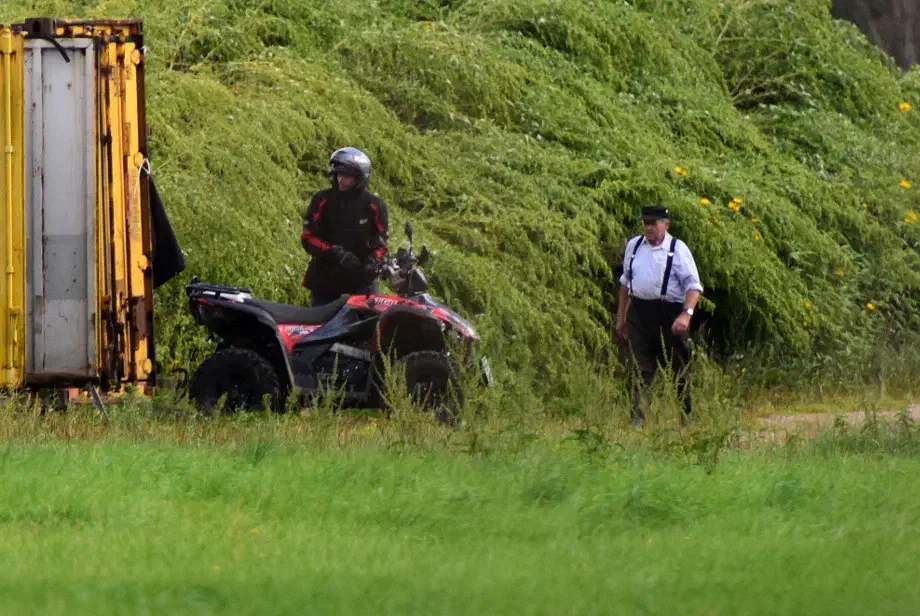 Bei dem Besitzer des Bauernhofes handelt es sich um den langjährigen NPD-Funktionär Joachim Nahtz. Hier rechts im Bild.