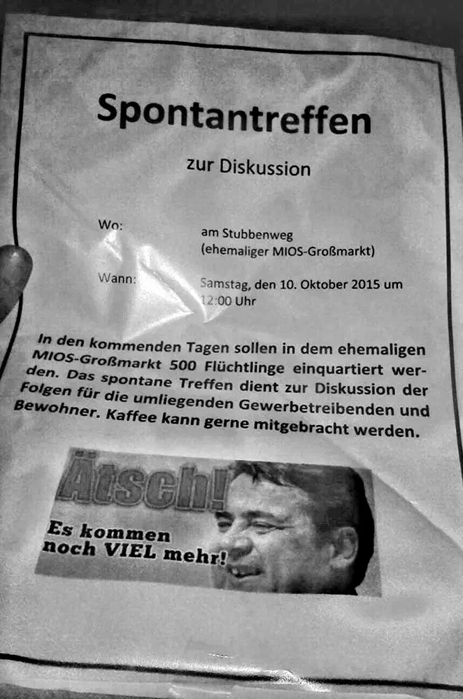 Am Freitag tauchten darauf hin kurzfristig Flyer auf, die zu einem „Spontantreffen“ einluden, um die „Folgen für die umliegenden Gewerbetreibenden und Bewohner“ zu diskutieren. Wahrscheinlich kommt diese Einladung aus der Neonaziszene. Dementsprechend kündigten sich im Vorfeld auch die Kameradschaft „Freies Oldenburg“ sowie der NPD-Unterbezirk Oldenburg an, vor der geplanten Unterkunft zu erscheinen. Bildquelle: „No Olgida“ (Facebook)