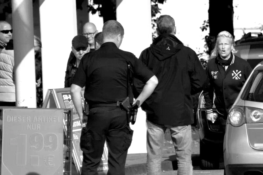 Auch Daniela Bliesener aus Friesland fand sich in Oldenburg-Etzhorn ein. Sie verhielt sich von Anfang an äußerst aggressiv gegenüber Antifaschist*innen und Polizeikräften.