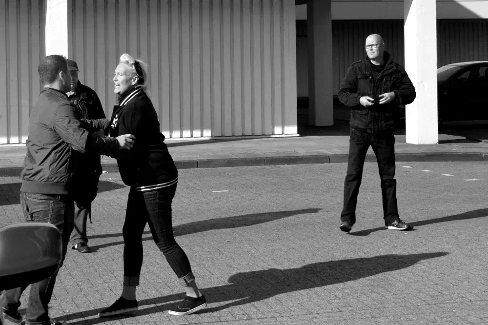 Daniela Blieser versuchte, Antifaschist*innen körperlich zu attackieren und wurde von der Polizei zurückgehalten.