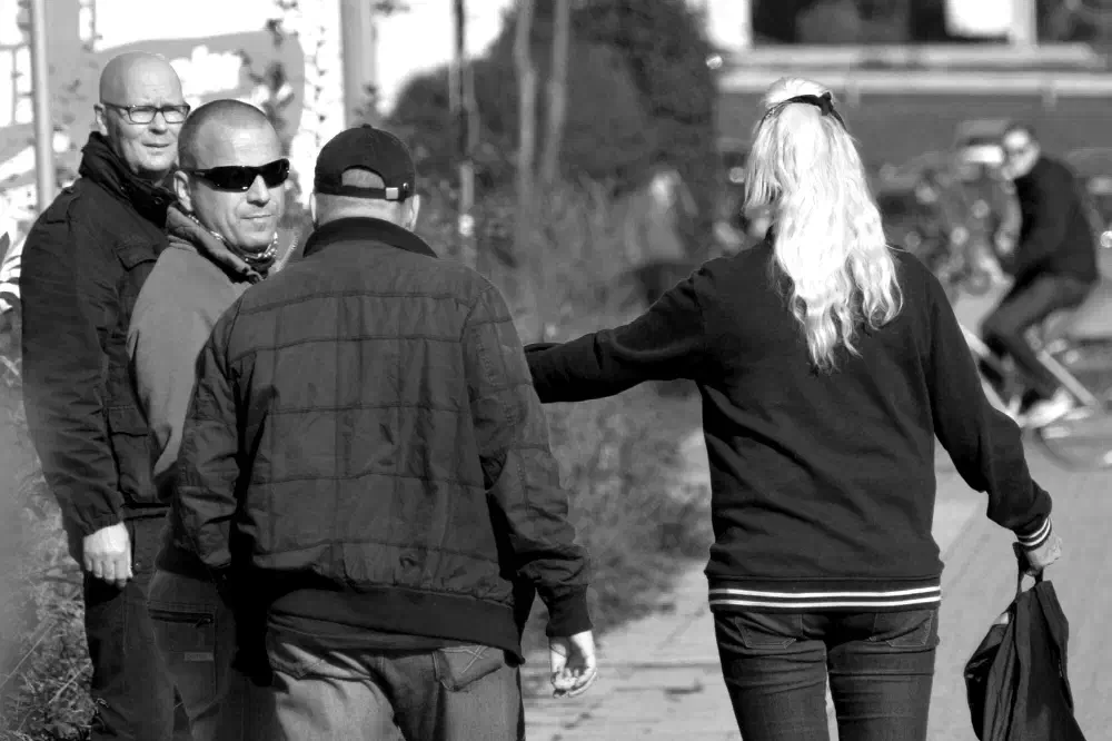 Schließlich bekamen die Neonazis einen Platzverweis für den Bereich der geplanten Unterkunft und verließen den Ort des Geschehens.