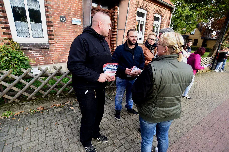 In unmittelbarer Nähe der Kundgebung versammelten sich eine Handvoll Sympathisant*innen aus Bad Fallingbosel selbst. 