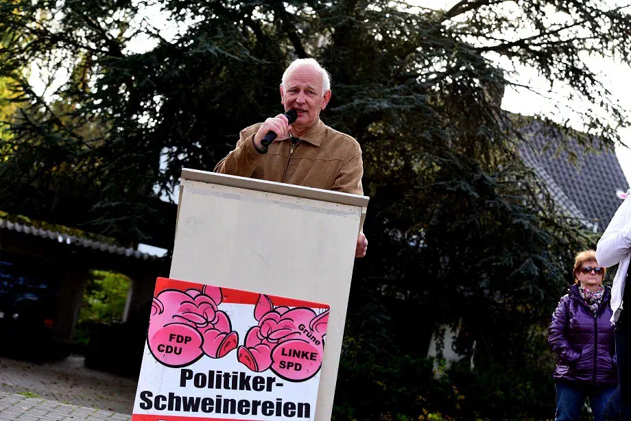 Der zum NPD-Unterbezirk Oldenburg gehörende NPD-Politiker wurde im September 2011 als Vertreter der NPD in den Stadtrat Oldenburg gewählt.
