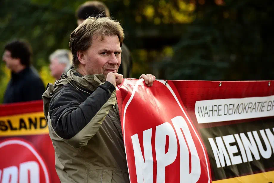 Ebenfalls vor Ort: Matthias Ries, Bildungsleiter im Landesvorstand der NPD Niedersachsen.