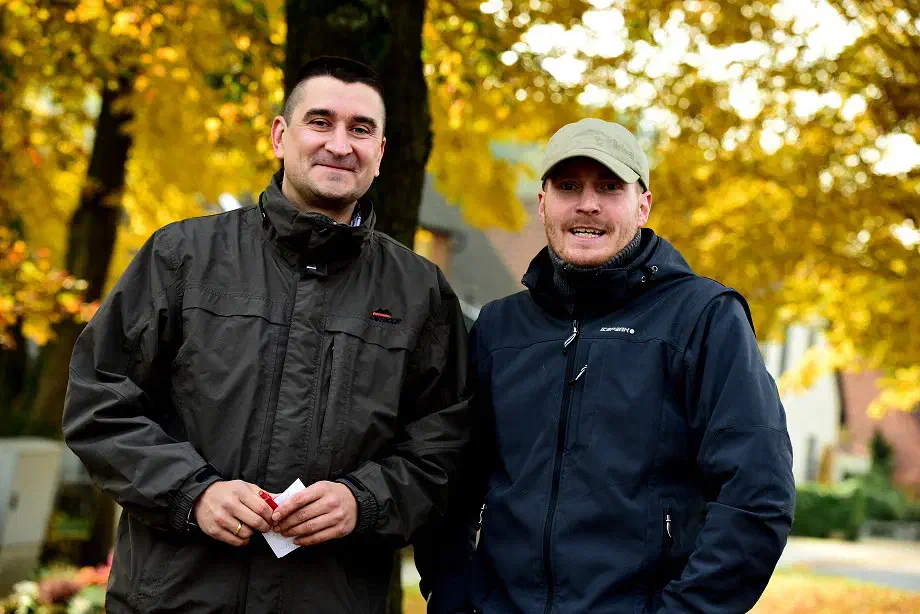 Neben Matthias Behrens (links), NPD-Politiker und seid 2011 Abgeordneter der NPD im Kreistag des Heideskreises war auch der ehemalige niedersächsische JN-Landesvorsitzende Christian Fischer in Bad Fallingbostel vor Ort. 