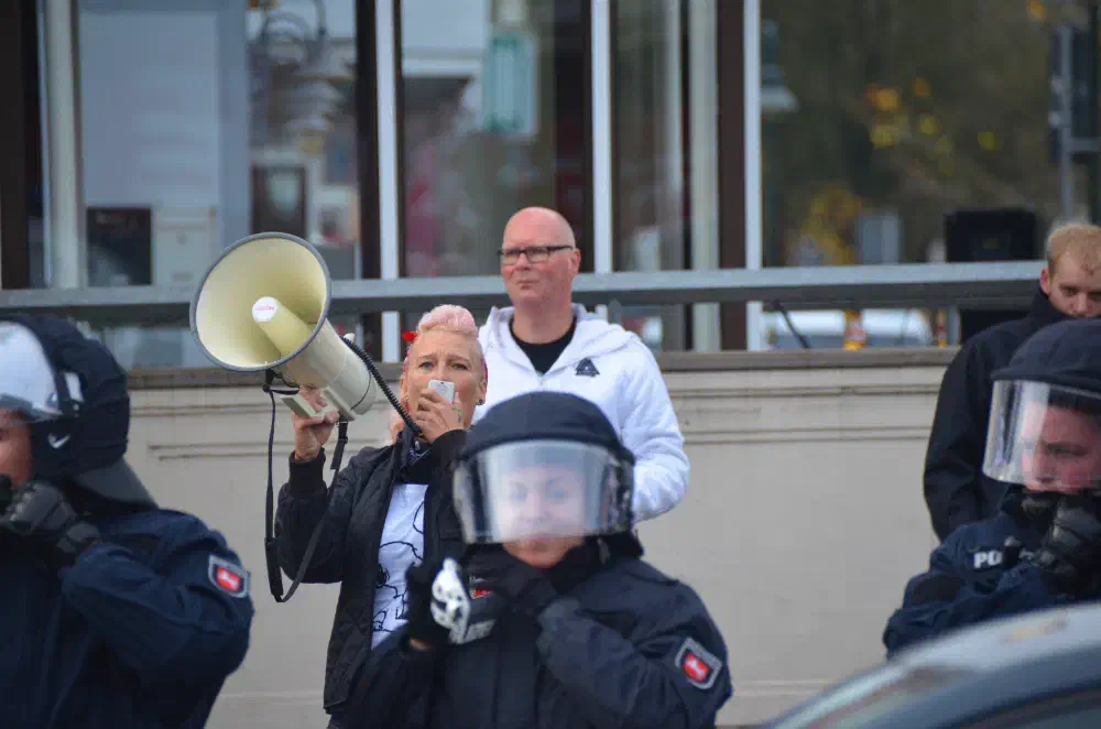 Mitorganisatorin Daniela Bliesener aus Schortens beleidigt via Megaphon ankommende Gegendemonstrant_innen