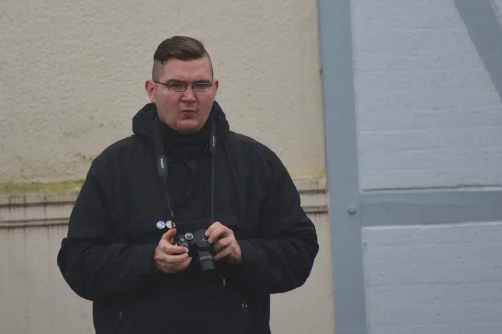 Der unlängst aus der Haft entlassene Neonazi Sören Surdyk betätigt sich als "Anti-Antifa"-Fotograf.