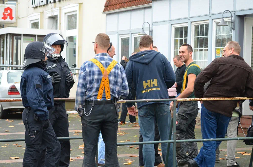 Als ihn die Polizei anspricht, lässt er das Messer in der Hosentasche verschwinden und entfernt sich von der Kundgebung. 