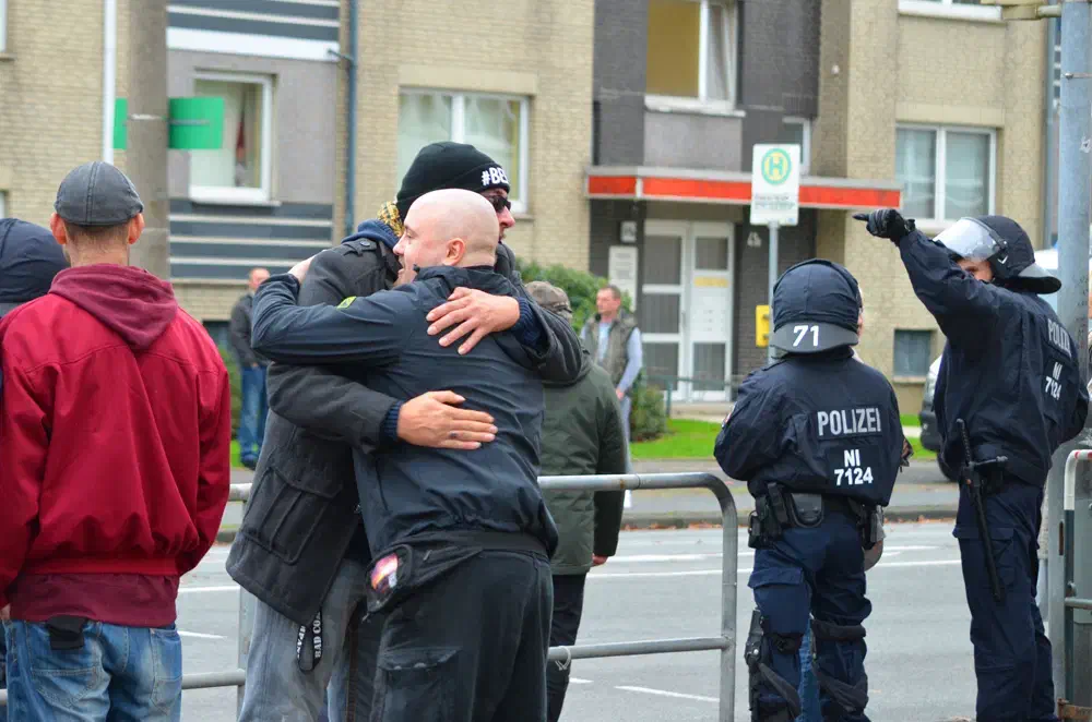 Auch Vertreter_innen des örtliche PEGIDA-Ablegers "Wilgida" erscheinen zur Neonazikundgebung. Hier begrüßt der langjährige Neonaziaktivist Jens Malte Hillers "Wilgida"-Chef Volker Hillnhütter. Beide kennen sich durch die gemeinsame Mitgliedschaft im Rockerclub "Schwarzes Rudel Wilhelmshaven", einem Gremium-Supporter-Club.