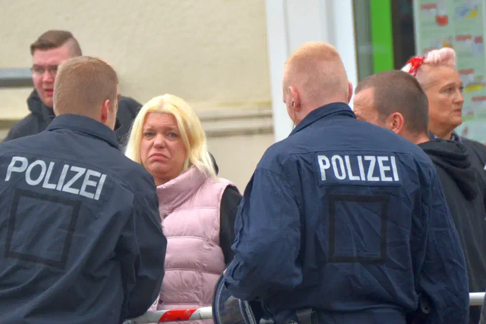 Anmelderin Vanessa Stindt im Gespräch mit der Polizei.