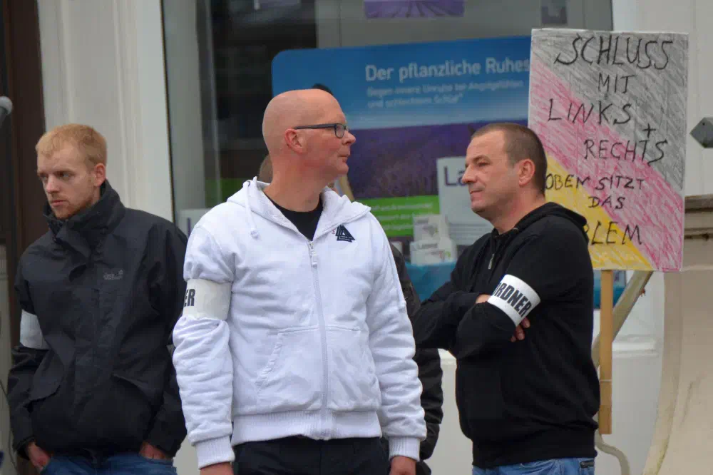 Bildmitte: Mitorganisator Eckhard Aden, Vorsitzender des NPD-Unterbezirks Oldenburg und Kopf der Kameradschaft "Freies Oldenburg", die maßgeblich für die Initiierung der "Aktionsgruppe Weser/Ems" verantwortlich ist.