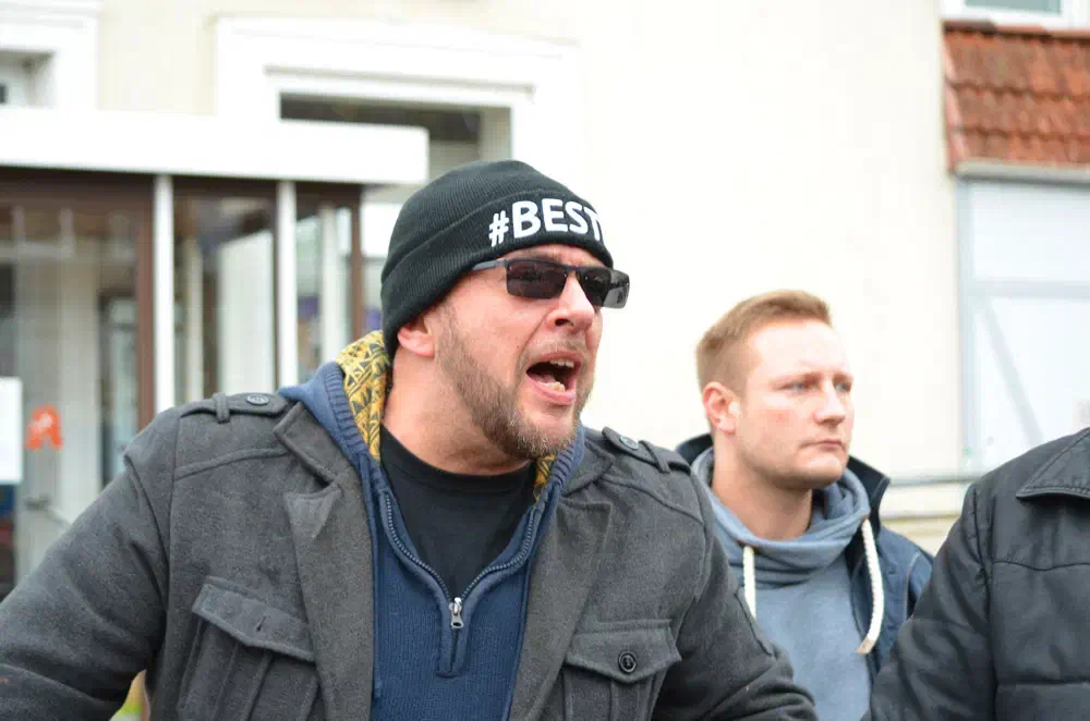 Kurzzeitig droht die Situation zu eskalieren, als Kundgebungsteilnehmer, hier "Wilgida"-Chef Volker Hillnhütter, versuchen, Gegendemonstrant_innen angreifen.
