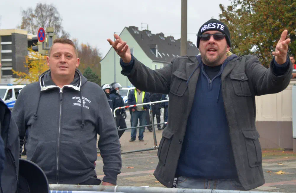 "Wilgida" und Neonazis vereint: Links im Bild Mirko Evers, Neonazi aus Wilhelmshaven. Rechts: Volker Hillnhütter