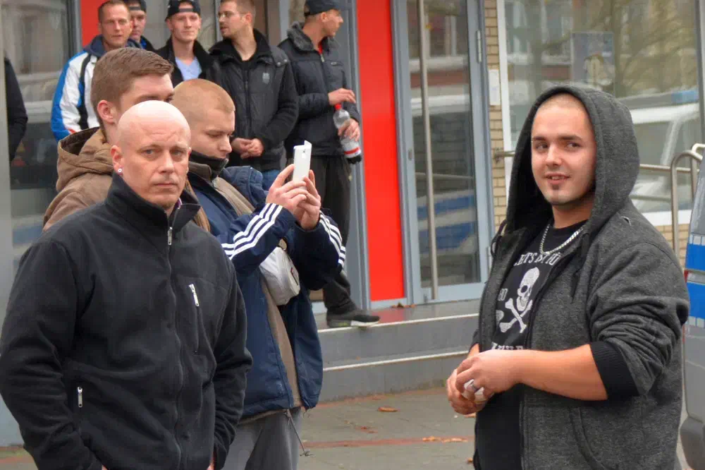 Sympathisanten am Rand der Kundgebung. Einige von ihnen nahmen bereits an einer PEGIDA-Kundgebung in Oldenburg teil.