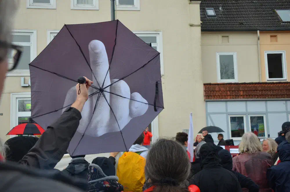 An den Absperrungen zur Kundgebung protestieren ca. 400 Menschen gegen die Naonazis. Deren Redebeiträge sind akustisch nicht zu verstehen.