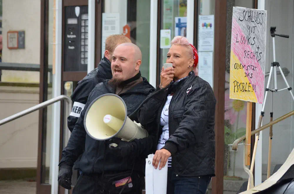 Nach dem Ende der Kundgebung lässt Daniela Bliesener es sich nicht nehmen, Gegendemonstrant_innen erneut per Megaphon zu beleidigen.