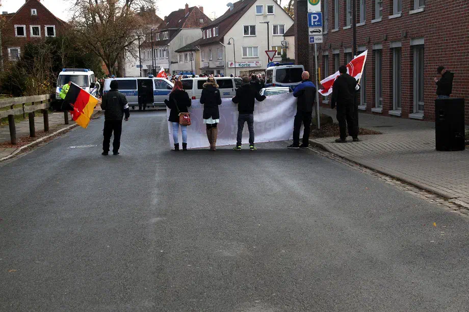 Wie bereits während der Kundgebung am 24.10.2015 wurde die NPD mit lautstarkem Protest empfangen.
