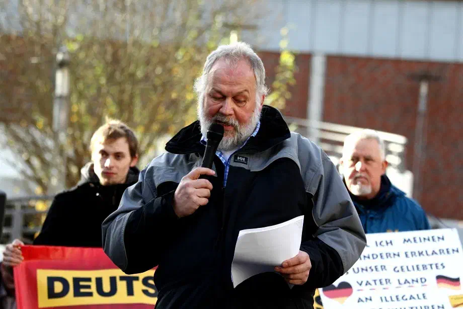 Bei Manfred Dammann handelt es sich um den Unterbezirksvorsitzende der NPD-Stade. Daneben tritt Dammann als Organisationsleiter der NPD-Niedersachsen in Erscheinung.