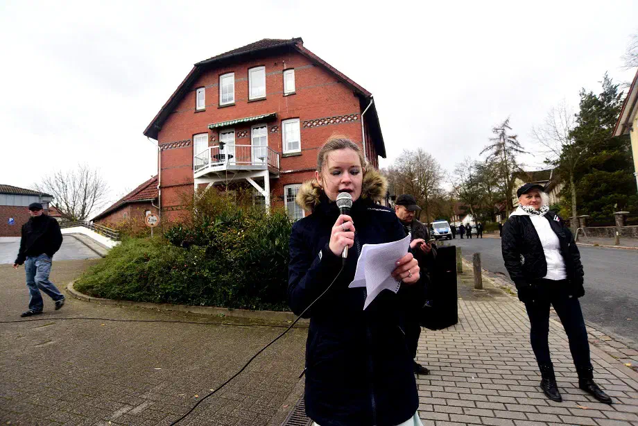 Die Beisitzerin im Landesvorstand der niedersächsischen NPD bezeichnete Flüchtlinge pauschal als "Desateure", welche gekommen seien, um in der Bundesrepublik "die Scharia einzuführen". Deutschland würde ihrem Verständnis nach dadurch ins "dunkelste Mittelalter" katapultiert.