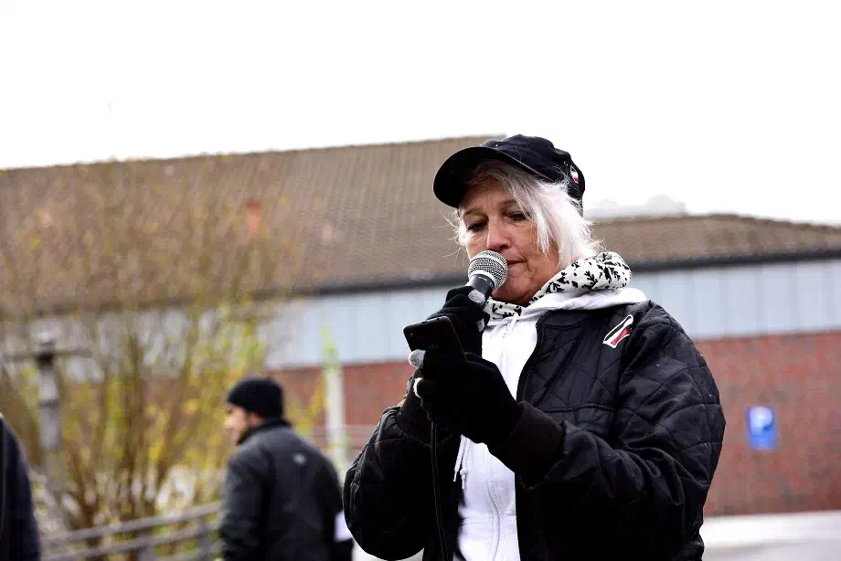 Die Rednerin Daniela Bliesener sah sich von einer "linksversiffte linke Presse" und "millionenfachem Asylmissbrauch" bedroht. 