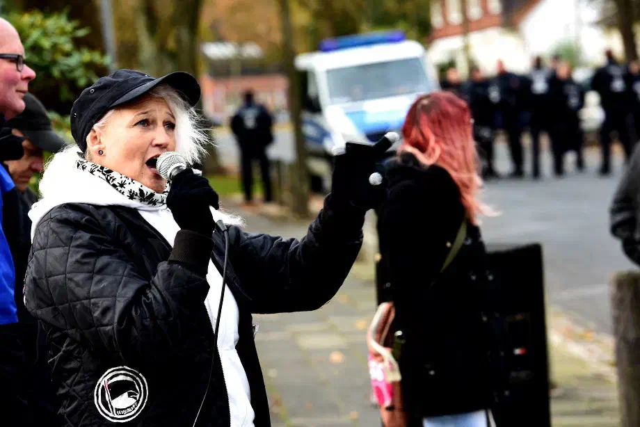 Auf welche Zahlen sich Bliesener in diesem Zusammenhang bezog, verschwieg die Neonaziaktivistin aus Friesland.